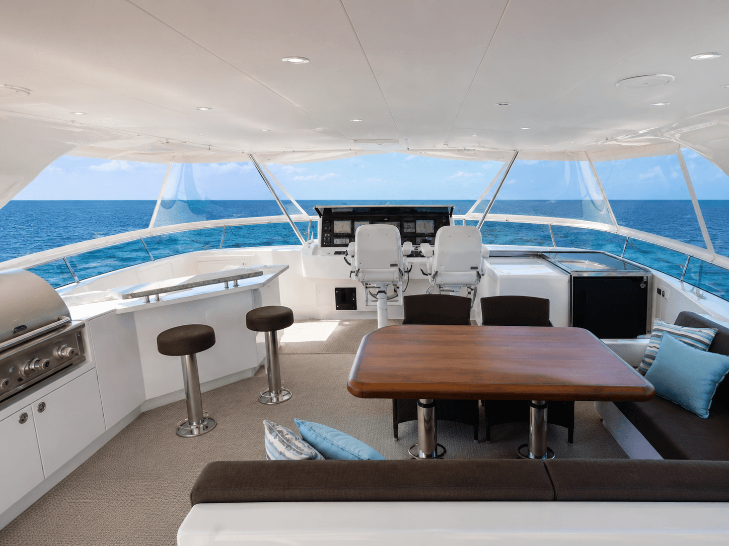 Flybridge & Upper-Deck Views